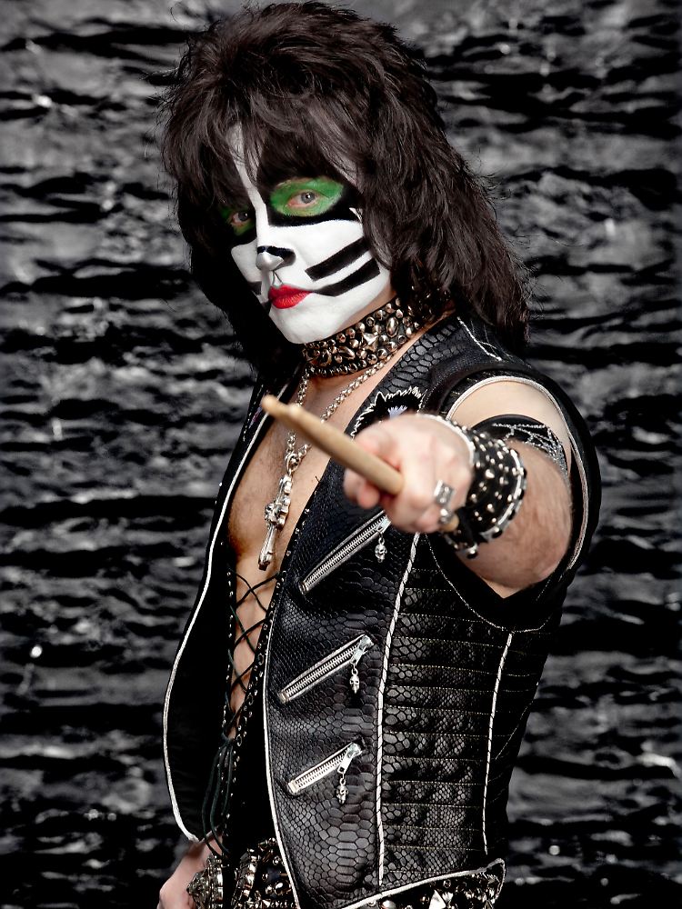 Eric Singer war von 1991 bis 1996 schon mal Schlagzeuger bei Kiss, ab 2001 sprang er ab und zu ein, seit 2004 ist er endgültig wieder dabei.