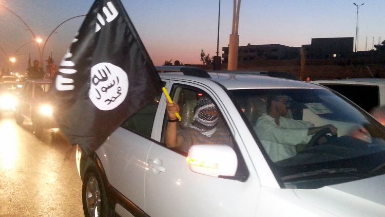 IS-Kämpfer feiern im Juni 2014 in Mossul ihren Sieg.