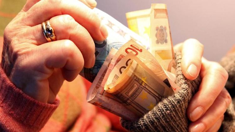 Das Geld in den Sparstrumf stecken, ist selten eine gute Idee. Wer seine Ersparnisse geschickt anlegt, kann damit seine Rente aufbessern. Foto: Bodo Marks
