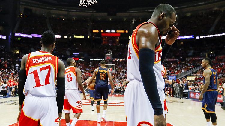 Trotz dem Wohlwollen der Experten: Das klare Ausscheiden im NBA-Halbfinale ist für die Atlanta Hawks und Dennis Schröder (l.) natürlich eine Enttäuschung.