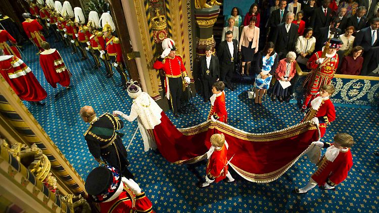 Auf dem Weg zum House of Lords: Die Thronrede ist prunkvolles Historienspiel.