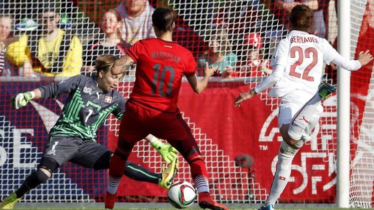 Dzsenifer Marozsan (m) besorgt dem 3:1-Endstand gegen die Schweiz.