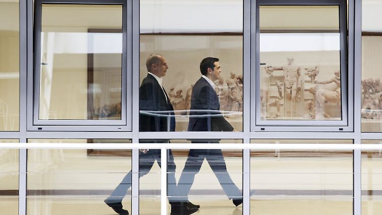 Man sieht es kaum. Doch Regierungschef Tsipras (r) und Finanzminister Varoufakis (l) versprühen Optimismus nach einer Sitzung in Athen. 