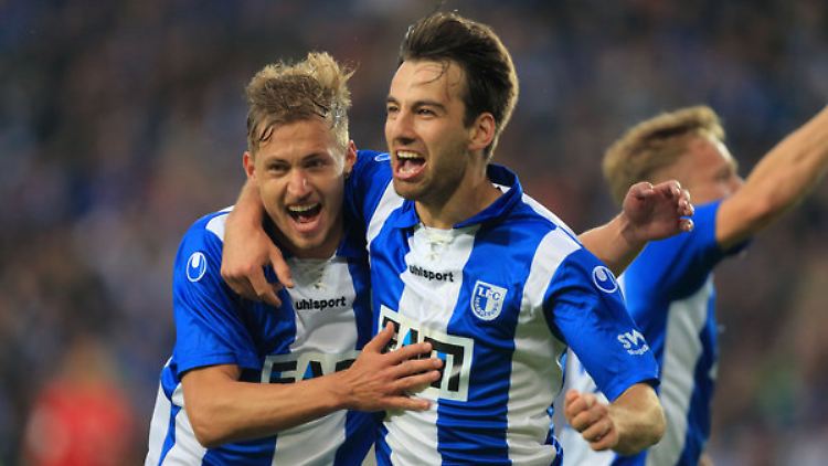 Magdeburgs Nicolas Hebisch (l.) bejubelt seinen Treffer zum 1:0 mit Christian Beck.