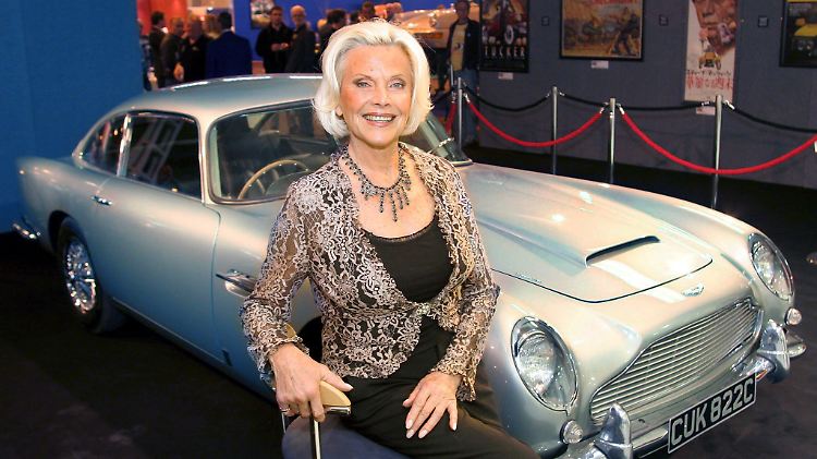Honor Blackman und der Aston Martin DB5: Blackman spielte Pussy Galore in "Goldfinger".
