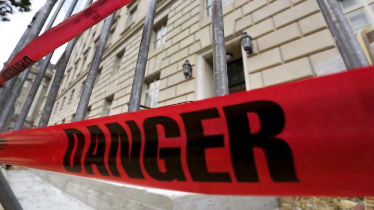 Doppeldeutige Aussage: Absperband vor dem IRS-Gebäude