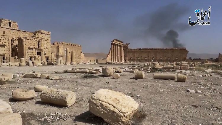 Das Standbild aus einen Youtube-Video zeigt Rauch in unmittelbarer Nähe der antiken Tempelanlage von Palmyra.