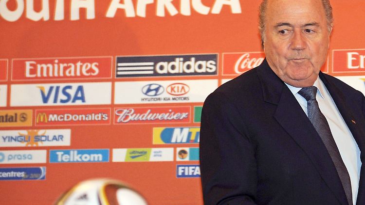 Um ihre Logo hinter Blatter zu platzieren, zahlen Unternehmen viel Geld. Nun fürchten sie, dass das ihrem Ruf doch nicht so förderlich ist. 
