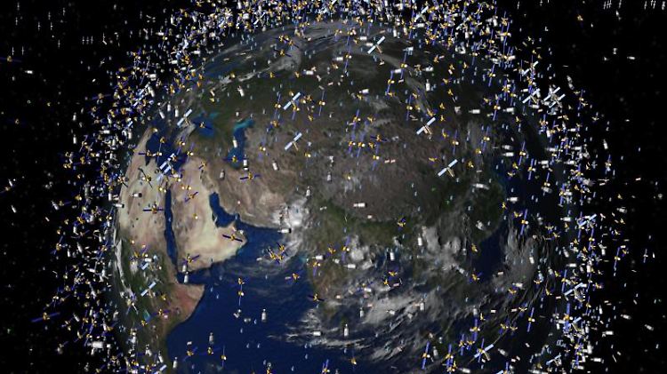 Die Müllwolke rund um unseren Planeten: Die Computergrafik der ESA zeigt Weltraummüll früherer Weltraummissionen, der neben intakten Satelliten um die Erde kreist.