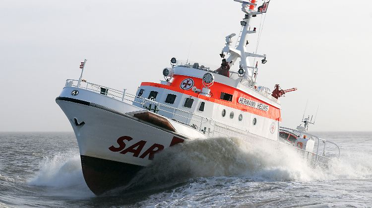 Der Seenotrettungskreuzer Hermann Helms der Deutschen Gesellschaft zur Rettung Schiffbrüchiger (DGzRS) pflügt bei voller Fahrt durch die Nordsee vor Cuxhaven (Niedersachsen). 