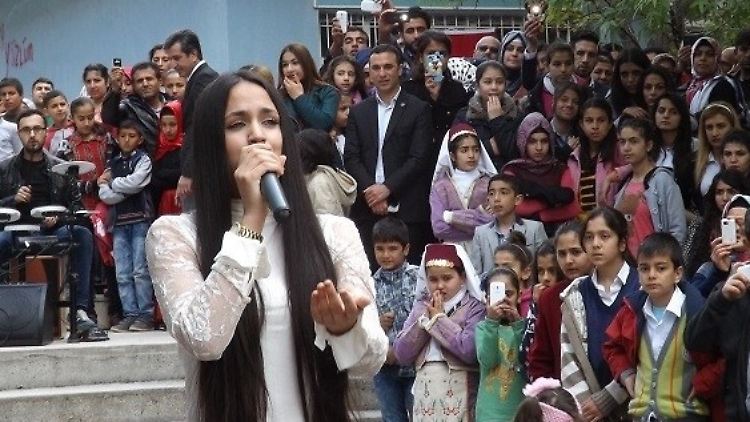 Mutlu Kaya war eine begabte Sängerin. Sie nahm an einer türkischen Talentshow teil. Seit einem Angriff liegt sie im Koma.