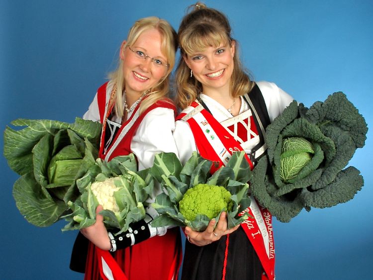 Britt Peters (l) und Sonja Wasmund, die Kohlregentinnen von Dithmarschen, halten die Lösung in den Händen.