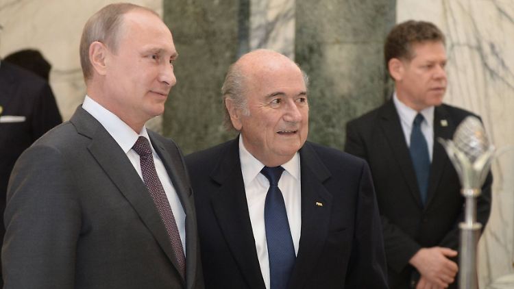 Wladimir Putin un Sepp Blatter bei einem Treffen in Brasilien bei der WM letzten Jahres. 