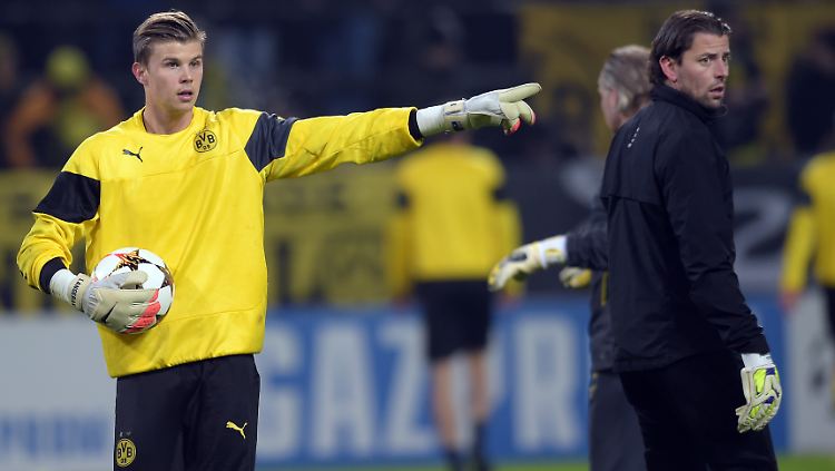 Schließt sich offenbar dem VfB Stuttgart an: BVB-Torwart Mitch Langerak (l.).