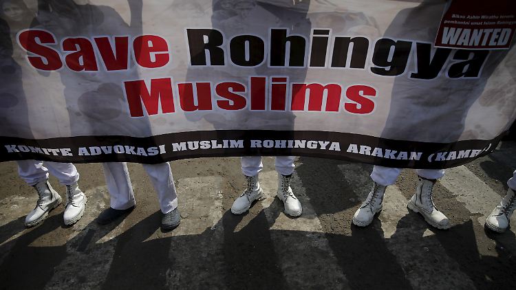 Ein Plakat von einem Protest in Indonesien gegen die Diskriminierung von Muslimen.