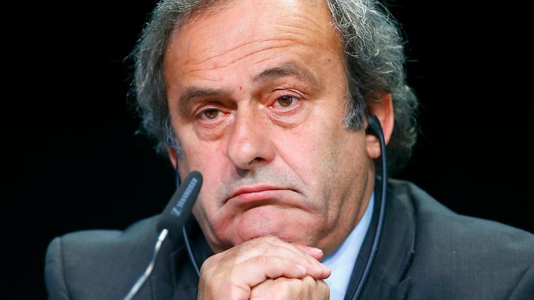 Michel Platini, angegriffen.