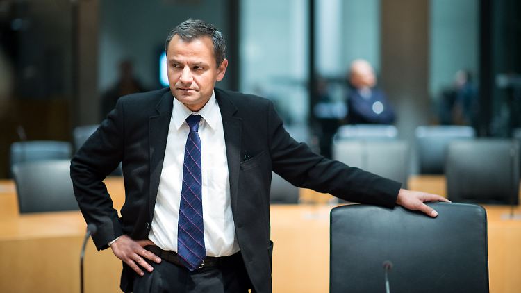 Sebastian Edathy sagt, man habe ihn "noch kleiner als ein Atom" machen wollen.
