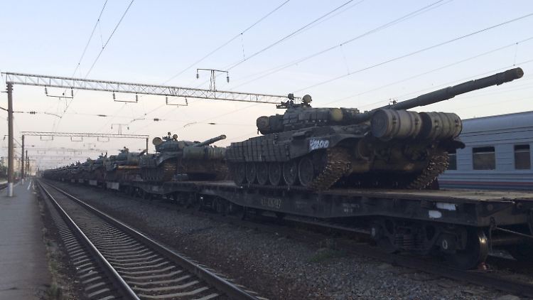 Das Bild zeigt angeblich russische Panzer auf dem Weg zur ukrainischen Grenze. Aufgenommen wurde es vor zwei Tagen.