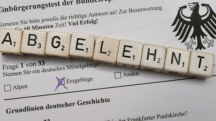 Voraussetzungen für die Einbürgerung sind unter anderem ausreichende Deutschkenntnisse und ein unbefristetes Aufenthaltsrecht.
