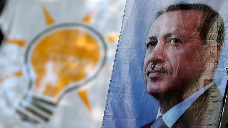 Erdogan müsste als Präsident eigentlich neutral sein. Tatsächlich aber wirbt er ziemlich offen für die AKP, die eine Glühbirne als Logo hat.
