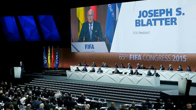 Blatter will weitermachen wie bisher - ohne "langwierige Diskussionen".