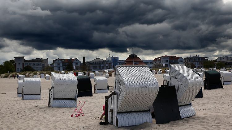 Ein unheilversprechendes Gewitter zieht am Ostsee-Strand auf. Der Sommer lässt auf sich warten.
