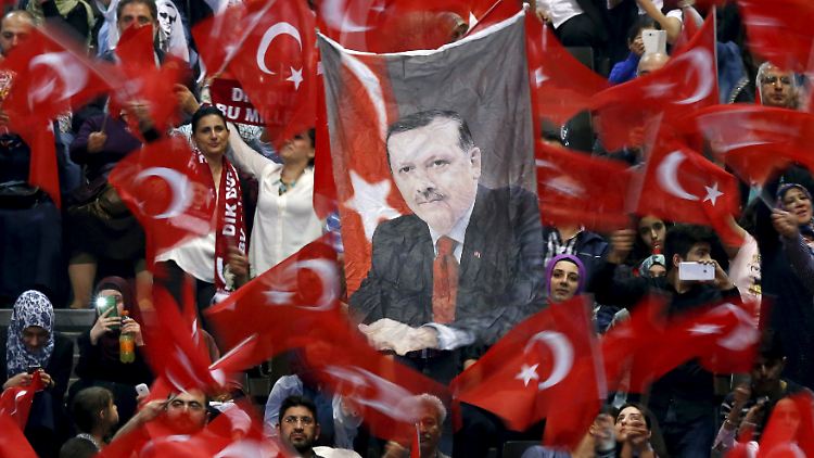Duldet keine kritischen Stimmen: Recep Tayyip Erdoğan auf einem Plakat während einer Wahlkampfveranstaltung in Belgien.