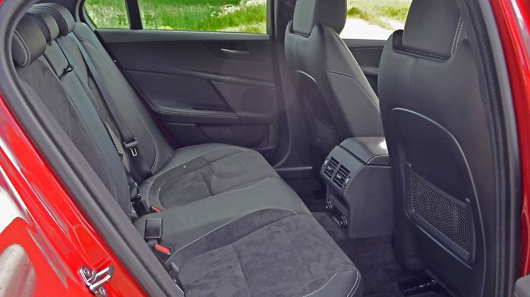 Auf allen Sitzplätzen geht es ziemlich kuschelig zu. So auch im Fond des Jaguar XE.