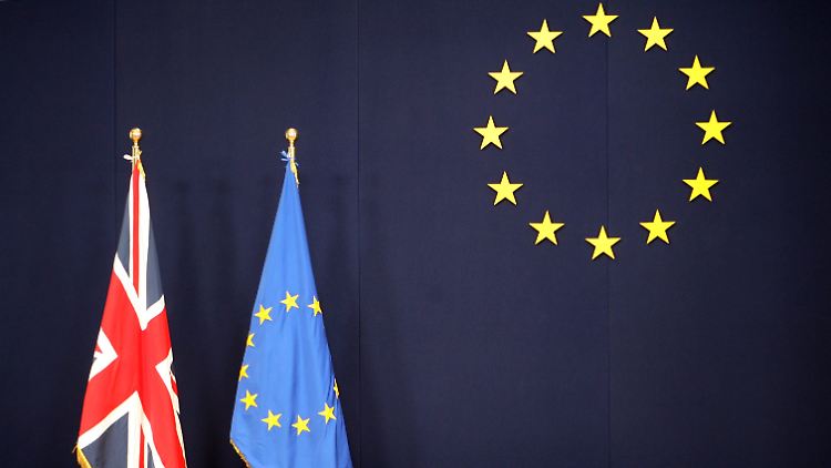 Die Flaggen von Großbritannien und der Europäischen Union vor dem EU-Ratsgebäude in Brüssel. 