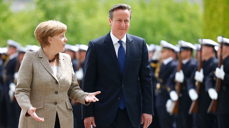 Merkel und Cameron auf ihrem Weg ins Kanzleramt.