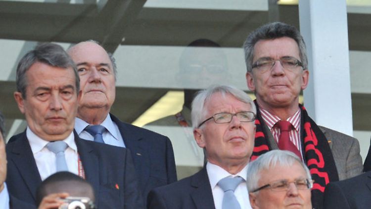 DFB-Präsident Wolfgang Niersbach (l.) und sein Verband sind auch nach ihrer Presseerklärung in Erklärungsnot.