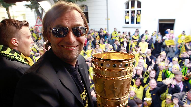 Drei Jahre ist es her: Jürgen Klopp am 13. Mai 2012 mit dem DFB-Pokal auf dem Borsigplatz.