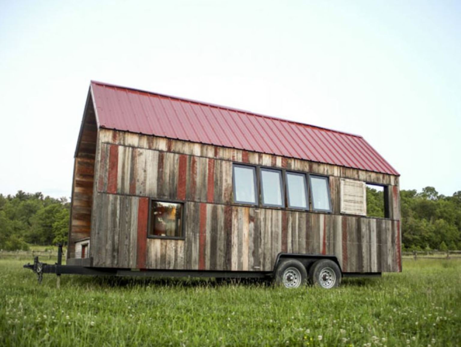 Ein Einfamilienhaus mit alten Apfelbäumen und frischen Stiefmütterchen-Beeten: So werden künftig vielleicht immer weniger Menschen wohnen. (Aaron Maret, "Pocket Shelter", USA)