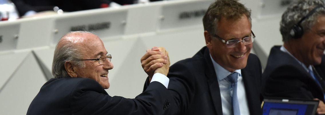 Blatter und Fifa-Generalsekretär Valcke beim "Handshake for peace".
