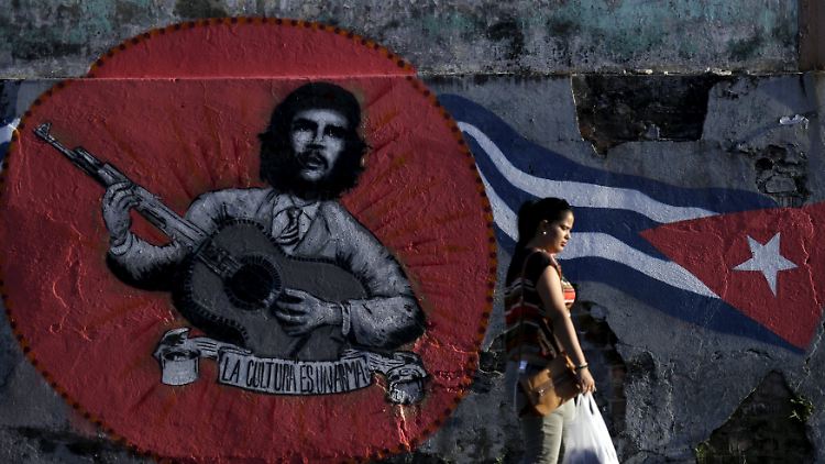 "Die Kultur ist eine Waffe", ist unter dem Gitarre spielenden Che Guevara Porträt zu lesen.