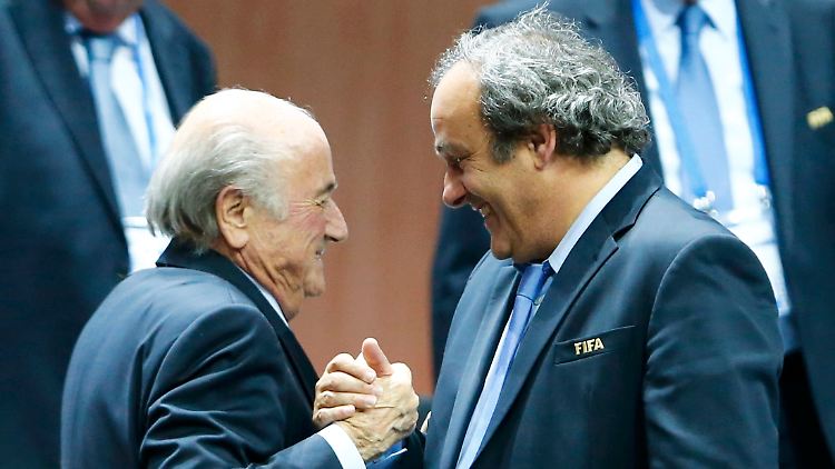 Bien joué? Joseph Blatter und Michel Platini nach der Wahl in Zürich.