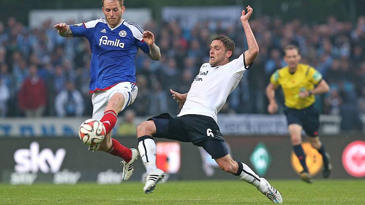 Mikkel Vendelbo (Holstein Kiel, l.) im Zweikampf gegen Dominik Stahl.