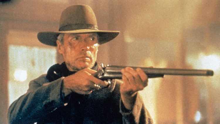 Clint Eastwood ist häufig mit einer Waffe im Anschlag zu sehen.