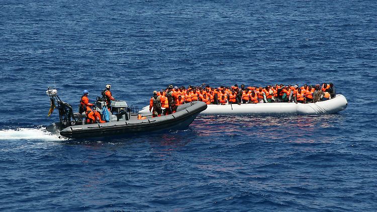 Nur wenige Kilometer vor Libyen rettet die deutsche Marine Bootsflüchtlinge aus dem Meer.