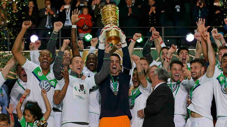 Der erste "Pott" der Vereinsgeschichte für den VfL Wolfsburg.