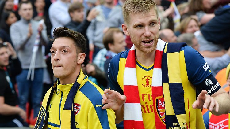 Mesut Özil und Per Mertesacker haben wieder einen Pott geholt.