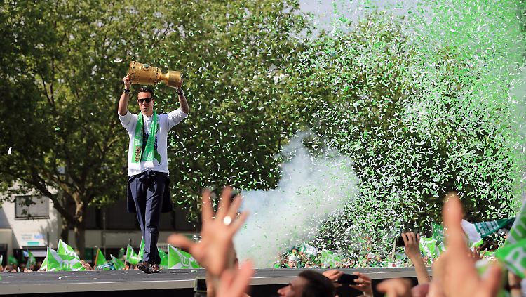 VfL-Torwart Diego Benaglio, souverän mit Pokal