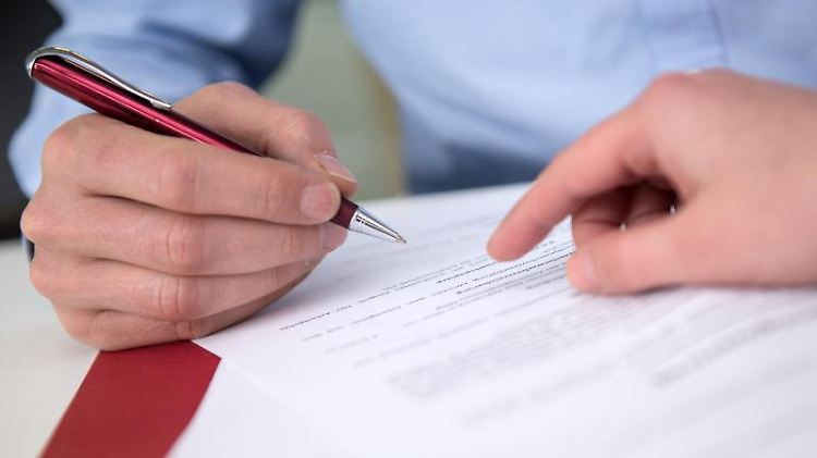 Alternative zur Kündigung: Bevor Mitarbeiter einen Aufhebungsvertrag unterschreiben, sollten sie ihn gründlich prüfen und sich dabei nicht unter Druck setzen lassen.