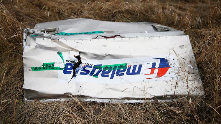 Die Wrackteile der mutmaßlich abgeschossenen Malaysia-Airlines-Maschine flielen auf schwer zugängliche Rebellengebiete in der Ostukraine. 