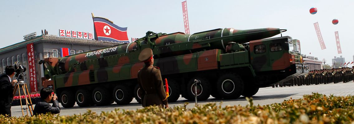 Dieses Fahrzeug der nordkoreanischen Armee trägt nach staatlichen Angaben eine nuklear bestückte Rakete.