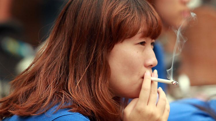 In China werden mehr als ein Drittel aller weltweit produzierten Zigaretten geraucht. Der Staat profitierte davon in 2014 mit knapp 135 Milliarden Euro.