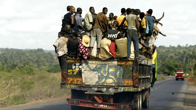In Nigeria ereignen sich häufig schwere Verkehrsunfälle, da viele Fahrzeuge sich in einem schlechten Zustand befinden. 