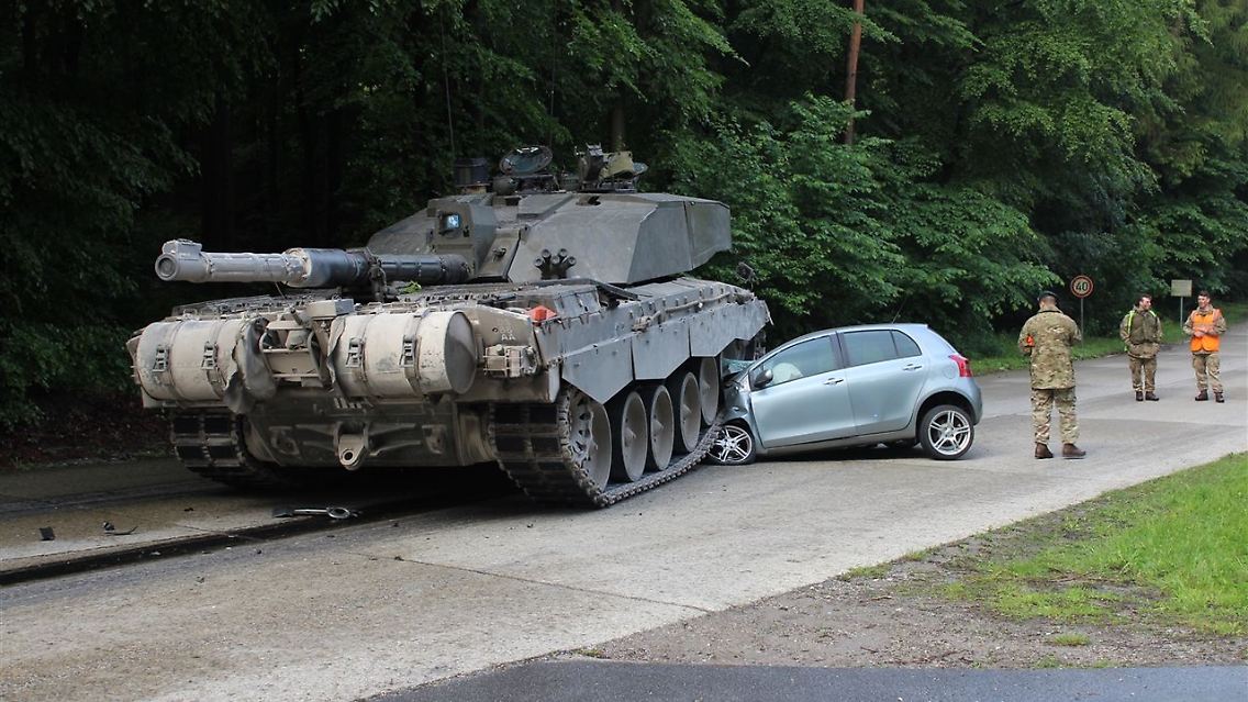 "Papa, ich weiß auch nicht wie das passieren konnte. Ich hab den Panzer einfach übersehen."