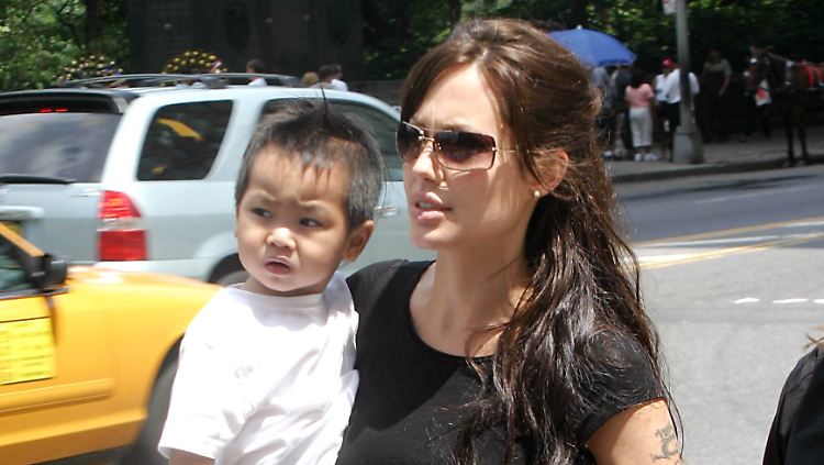 Angelina Jolie mit Sohn Maddox im Jahr 2003.