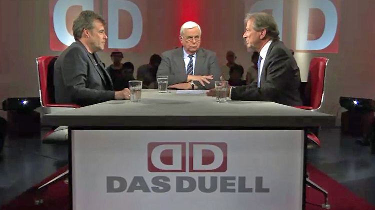 Guido Tognoni (r.) und taz-Chefredakteur Andreas Rüttenauer (l.) als Gäste von Heiner Bremer.  